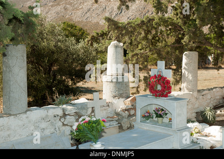 Haïti, île de Tilos, Megalo Chorio, Dorffriedhof Inselhauptort, hinter einem Grab stehen Säulen von verfallenen Tempels Banque D'Images