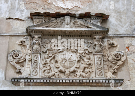 Bas-relief antique sur le mur extérieur d'Olesko château, Ukraine Banque D'Images