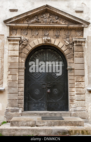 L'ancienne porte médiévale avec bas-relief Banque D'Images