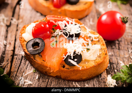 Bruschetta maison unique avec le saumon et le fromage feta Banque D'Images