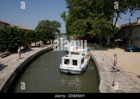 Villeneuve-les-Beziers, France, bateaux-maison dans une serrure Banque D'Images