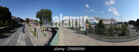 Kiel, Allemagne, les bateaux de croisière sont Ostseekai près du centre-ville Banque D'Images