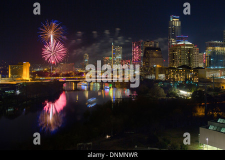 Au cours de l'explosion d'artifice Austin, Texas skyline pour le Nouvel An comme revelers dire au revoir à 2013 et bonjour à 2014. Banque D'Images