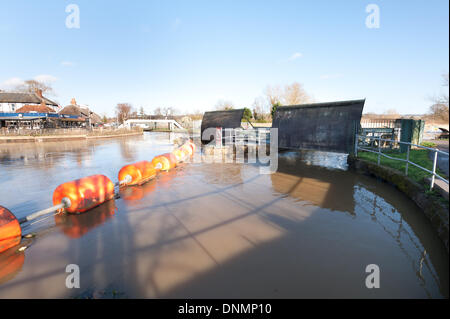 L'Agence de l'environnement a émis un avertissement d'inondation pour Yalding Village du comté de Kent Le premier pour 2014 le jeudi 2 janvier. Les barrières sont d'essayer de se débarrasser de l'eau en excès avant la prochaine pluie. Banque D'Images