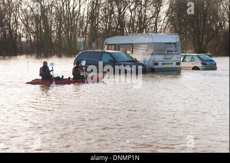 Yalding, Kent, UK. 2 janvier 2014. L'Agence de l'environnement a émis un avertissement d'inondation pour Yalding Village du comté de Kent Le premier pour 2014 le jeudi 2 janvier. Parking à Hampstead Lane et de les échanger avec les canoéistes explore de nouvelles voies navigables Crédit : Yon Marsh/Alamy Live News Banque D'Images