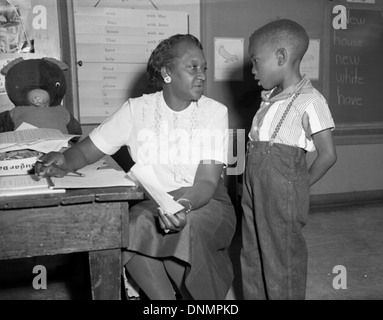 Un enseignant de première année est photographié avec un élève dans une salle de classe à Tallahassee, en Floride, dans les années 1950 L'image met en lumière la vie éducative en Floride au milieu du XXe siècle. Banque D'Images
