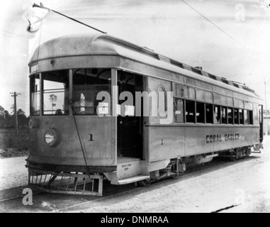 Un tramway à Coral Gables, en Floride, au cours des années 1920, soulignant le rôle des premiers transports publics dans le développement du comté de Dade. L'image, qui fait partie de la collection State Library and Archives of Florida, offre un regard historique sur les transports urbains à Miami. Banque D'Images