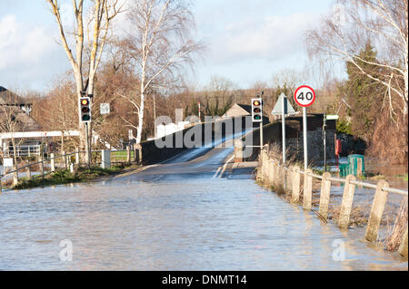 Yalding, Kent, UK. 2 janvier 2014. L'Agence de l'environnement a émis un avertissement d'inondation pour Yalding Village du comté de Kent Le premier pour 2014 le jeudi 2 janvier. Avis de Hampstead Road sur la rivière Medway et Twyford Bridge , maintenant un fleuve lui-même Crédit : Yon Marsh/Alamy Live News Banque D'Images