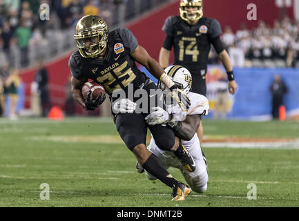 Glendale, Arizona, USA. 1er janvier 2014. 1er janvier 2014 : ours Baylor Lache running back (Seastrunk 25) exécute la balle se soustraire à l'attaquer par l'UCF Knights linebacker Terrance Plummer (41) au cours de la Salsa Tostitos Fiesta Bowl NCAA football match entre l'Université de Floride Centrale chevaliers et les ours à la Baylor University of Phoenix Stadium de Glendale, AZ. Credit : csm/Alamy Live News Banque D'Images