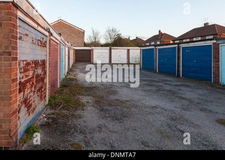 Des blocages. Un groupe de lock up garages sur un lotissement, Lancashire, England, UK Banque D'Images