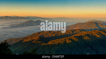 Montagnes de l'himalaya vue de Mt. Shivapuri, Shivapuri Nagarjun National Park Banque D'Images