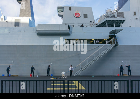 Type 45 de la Royal Navy destroyer HMS Duncan est nettoyée à l'occasion de sa visite au port d'Amsterdam. Banque D'Images