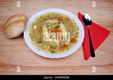 Bortsch blanc avec bun soupe traditionnelle polonaise Banque D'Images