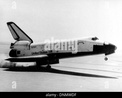 La navette spatiale Columbia atterrit à la base aérienne Edwards en Californie dans les années 1980 La photo, tirée des collections John Young et Robert Crippen, capture un moment important de l’histoire de l’exploration spatiale dans le cadre du programme de navettes de la NASA. Banque D'Images