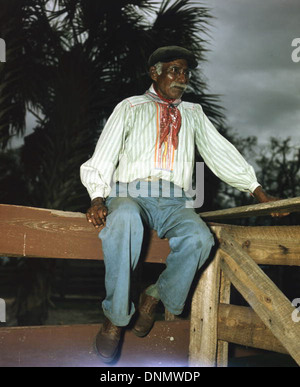 Billy Bowlegs III, un leader séminole, est photographié à la réserve de Brighton en Floride dans les années 1940 Cette image, qui fait partie de la collection Joseph Janney Steinmetz, met en lumière les Séminoles et leur mode de vie dans le comté de Glades. Banque D'Images