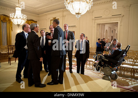 Le président américain Barack Obama parle avec les membres de la Chambre du Caucus démocratique dans l'East Room de la Maison Blanche à la suite d'une pour discuter de la fermeture du gouvernement le 9 octobre 2013 à Washington, DC. Banque D'Images