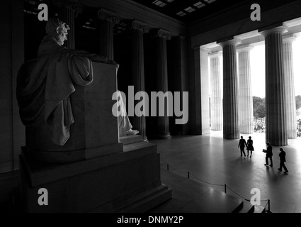 Le président américain Barack Obama, la Première Dame Michelle Obama, et de l'ancien Président Bill Clinton et Jimmy Carter à pied à la scène au cours de la cérémonie pour le 50e anniversaire de l'historique Mars 1963 sur Washington au Lincoln Memorial le 28 août 2013 à Washington, DC. Banque D'Images