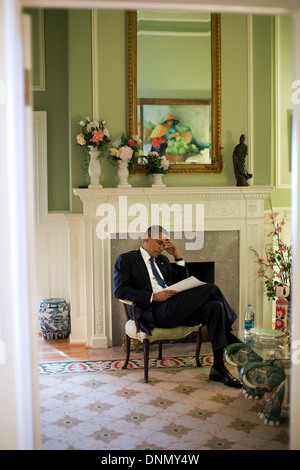 Le président américain Barack Obama modifie son discours avant de livrer une allocution prononcée à un service commémoratif pour les victimes de la fusillade de Washington Navy Yard 22 Septembre, 2013 à Washington, DC. Banque D'Images