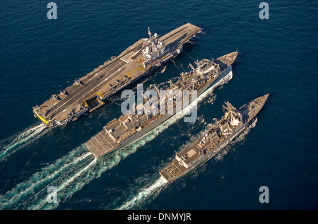 L'US Navy destroyer lance-missiles USS Bulkeley, droite, et porte-avions français Charles de Gaulle, à gauche, à côté de la reconstitution de la flotte voile oiler USNS Arctique pendant une reconstitution en cours le 29 décembre 2013 dans le golfe d'Oman. Banque D'Images