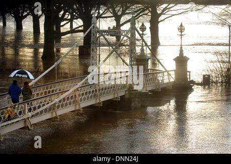 Hereford, Royaume-Uni. 09Th Jan, 2014. Le road to nowhere................un couple se promener à travers la passerelle sur la rivière Wye inondées dans Hereford qui éclatent ses banques couvrant le King George V les terrains de jeu dans la ville. Credit : Barry Bullough/Alamy Live News Banque D'Images