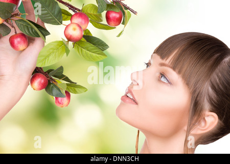 Femme charmante avec apple twig Banque D'Images