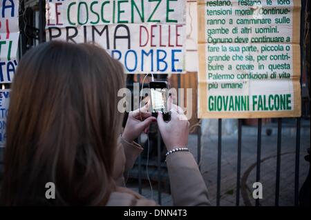 Palerme, Italie. 18Th Oct, 2013. Palerme, le 20 décembre 2013 - Une fille est de photographier un conseil avec un smartphone en mémoire de magistrat Giovanni Falcone tué par la Mafia. Personnes ont manifesté pour montrer leur soutien à Anti-Mafia Procureur Nino Di Matteo qui a été menacé de mort par des patrons patron Salvatore ÃƒÂ¢ ? ?'TotÃƒAE Â²ÃƒÂ Ã'¢ ?Â Riina.Photo : Guglielmo Mangiapane/NurPhoto NurPhoto © Guglielmo Mangiapane//ZUMAPRESS.com/Alamy Live News Banque D'Images