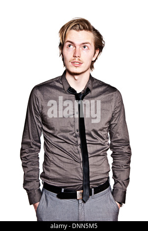 Jeune homme est de la recherche. Studio photo de jeune homme faisant un drôle de visage. Banque D'Images