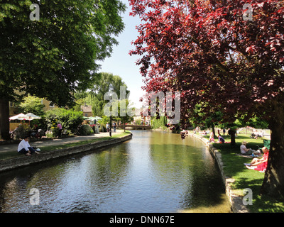 Waterside in Kingham, Cotswolds, Royaume-Uni Banque D'Images