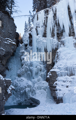 Cascades de glace dans les Rocheuses canadiennes Banque D'Images
