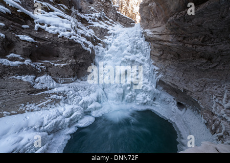 Cascades de glace dans les Rocheuses canadiennes Banque D'Images