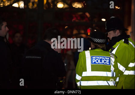 Marble Arch, London, UK. 2 janvier 2014. Les agents d'immigration sur les immigrants illégaux présumés swoop à Marble Arch, London, en tant que ressortissants bulgares et roumains ont commencé à arriver dans la capitale après avoir obtenu le droit de vivre et travailler au Royaume-Uni. Credit : Lee Thomas/Alamy Live News Banque D'Images