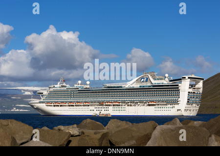 Caribbean Princess Cruise navire ancré au large de l'Islande Westfjords Isafjordur Banque D'Images