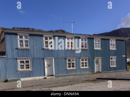 Les petites maisons colorées en tôle ondulée Isafjordur ISLANDE Westfjords Banque D'Images