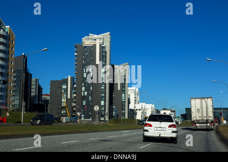 Route et highrised bâtiments modernes dans le centre-ville de Reykjavik la capitale de l'Islande Banque D'Images
