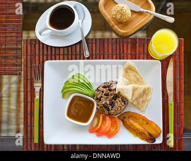 Petit-déjeuner typique du Costa Rica de gallo pinto et de plantains servi au Rancho Pacifico Banque D'Images