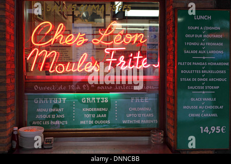 La fenêtre de l'Chez Leon restaurant à Bruxelles, Belgique. Banque D'Images