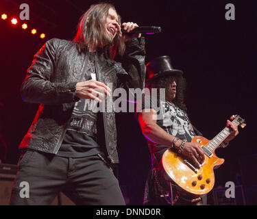 16 mai 2012 - Madison, Wisconsin, États-Unis - Chanteur Myles Kennedy et le guitariste SLASH (aka SAUL HUDSON) effectuer avec barre oblique à l'Orpheum Theatre de Madison, Wisconsin (crédit Image : © Daniel DeSlover/ZUMAPRESS.com) Banque D'Images