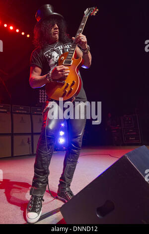 16 mai 2012 - Madison, Wisconsin, États-Unis - Le guitariste SLASH (aka SAUL HUDSON) effectue avec son groupe à l'Orpheum Theatre de Madison, Wisconsin (crédit Image : © Daniel DeSlover/ZUMAPRESS.com) Banque D'Images