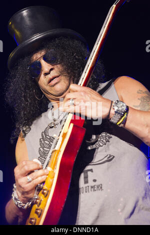 Pryor, Oklahoma, USA. 25 mai, 2012. Le guitariste SLASH (aka SAUL HUDSON) se produit avec son groupe au Festival de musique 2012 Rocklahoma à Pryor, Oklahoma © Daniel DeSlover/ZUMAPRESS.com/Alamy Live News Banque D'Images