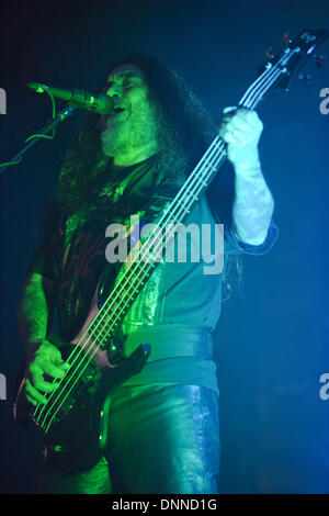 Tinley Park, Illinois, États-Unis. 21 juillet, 2012. Le chanteur Tom Araya de Slayer fonctionne à 2012 Mayhem Festival à Tinley Park, Illinois © Daniel DeSlover/ZUMAPRESS.com/Alamy Live News Banque D'Images