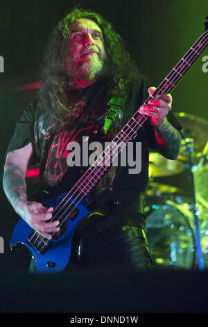 Tinley Park, Illinois, États-Unis. 21 juillet, 2012. Le chanteur Tom Araya de Slayer fonctionne à 2012 Mayhem Festival à Tinley Park, Illinois © Daniel DeSlover/ZUMAPRESS.com/Alamy Live News Banque D'Images