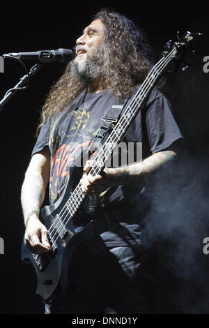 Tinley Park, Illinois, États-Unis. 21 juillet, 2012. Le chanteur Tom Araya de Slayer fonctionne à 2012 Mayhem Festival à Tinley Park, Illinois © Daniel DeSlover/ZUMAPRESS.com/Alamy Live News Banque D'Images