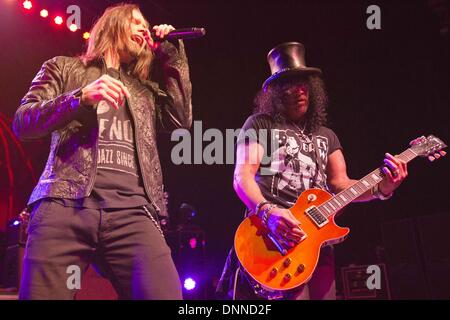 16 mai 2012 - Madison, Wisconsin, États-Unis - Chanteur Myles Kennedy et le guitariste SLASH (aka SAUL HUDSON) effectuer avec barre oblique à l'Orpheum Theatre de Madison, Wisconsin (crédit Image : © Daniel DeSlover/ZUMAPRESS.com) Banque D'Images