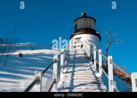 La neige a couvert escalier mène jusqu'à Owls Head lighthouse tower après les chutes de neige au milieu de l'autre dans le Maine. Banque D'Images