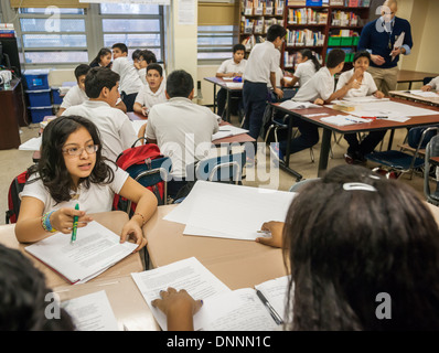 Les étudiants du secondaire à M.S. 223 dans le Bronx à New York dans leur classe. Banque D'Images