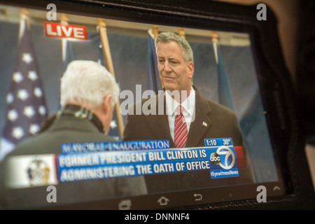Un téléspectateur regarde l'inauguration du nouveau maire de New York Bill De Blasio live streaming sur le site web de WABC Banque D'Images