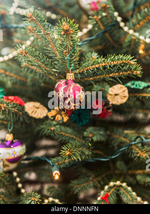 Rouge et Or heart-shaped Christmas Tree decoration Banque D'Images