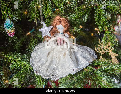 La main de l'arbre de Noël traditionnel décoration fée en robe blanche dentelles anciennes avec baguette et Silver Star Banque D'Images