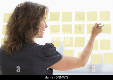 Femme d'affaires organiser yellow notes Banque D'Images