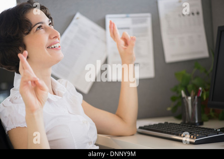 Businesswoman holding doigts croisés Banque D'Images